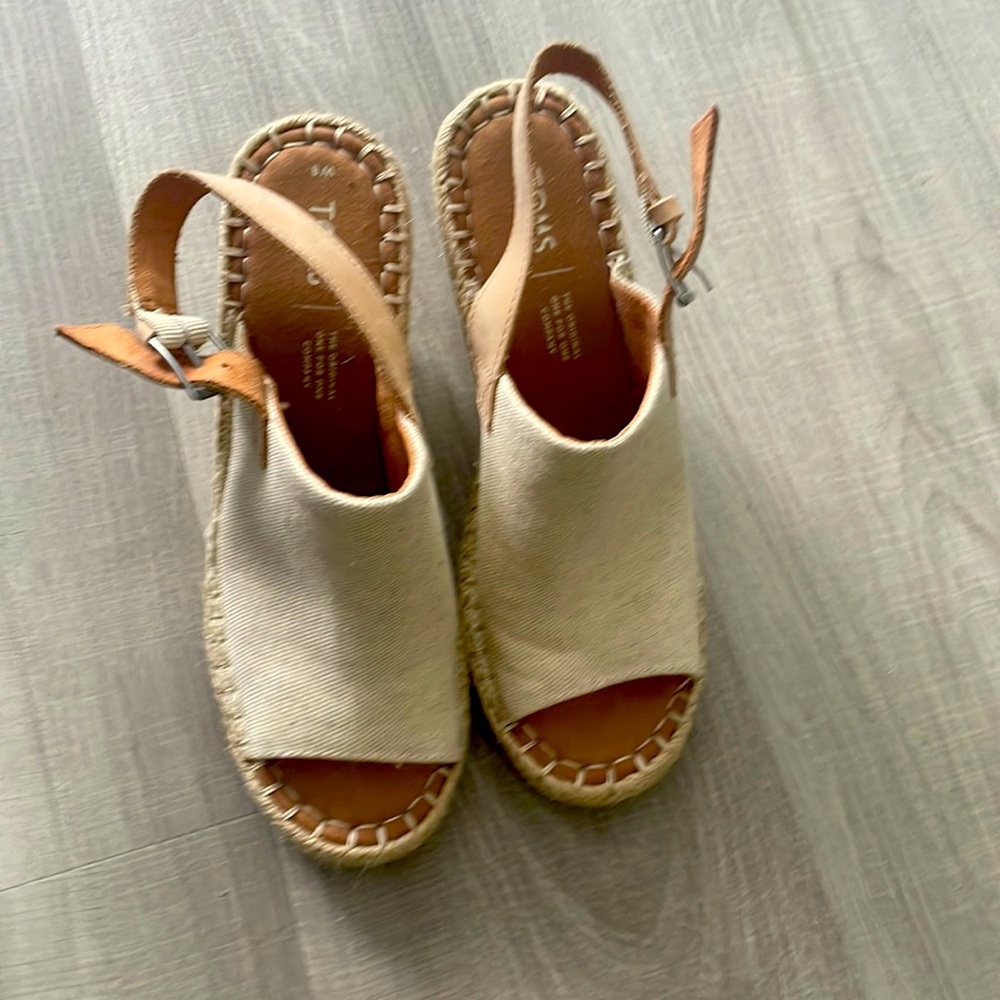 Tom’s size 8 khaki shoes